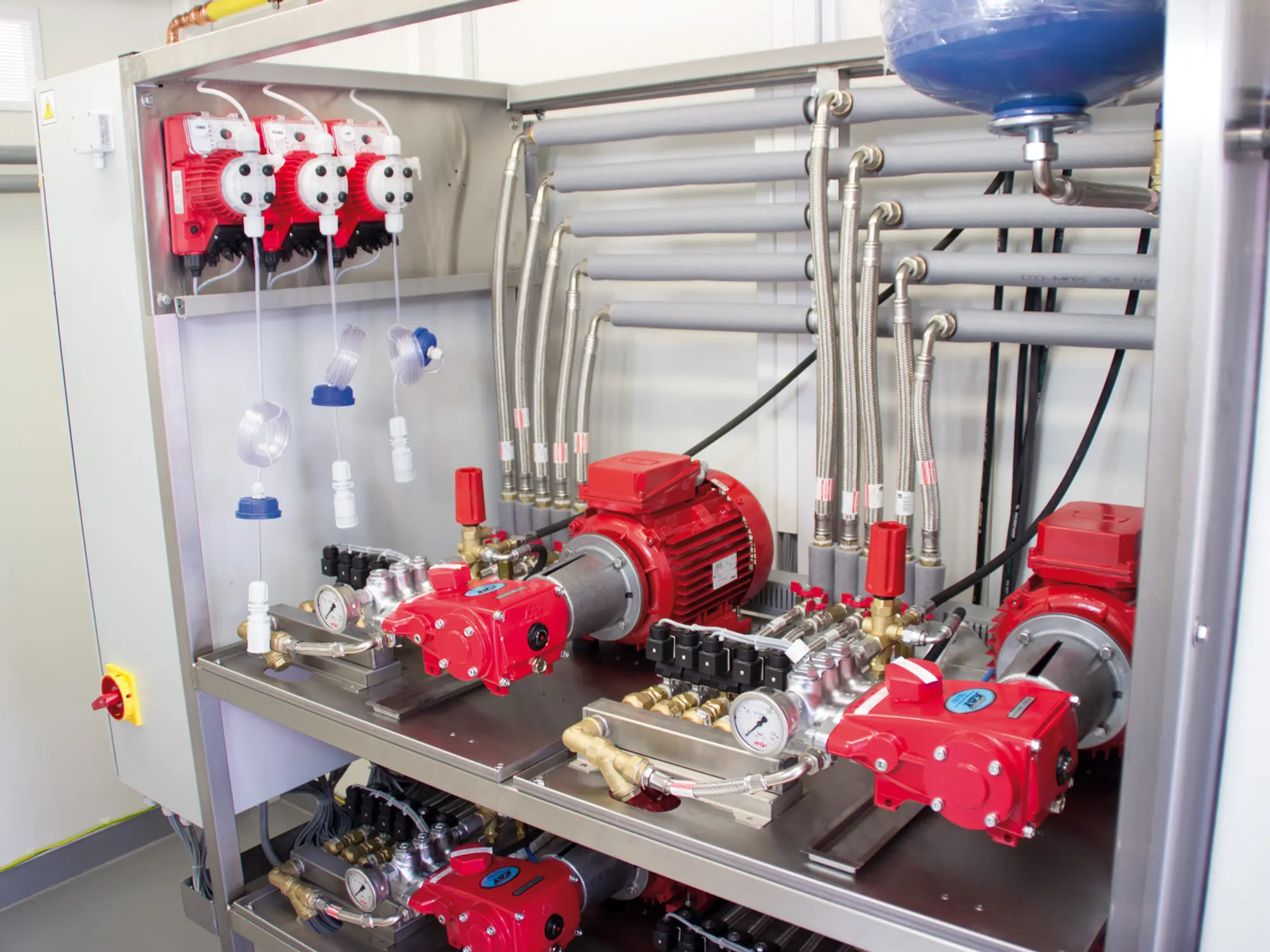 BKF washing technology on a stainless steel frame – pumps and chemical dosing units