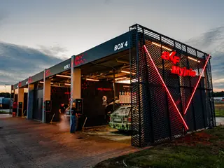 BKF touchless car wash Wolsztyn Berzyna Street – car washing in a bay, evening lighting